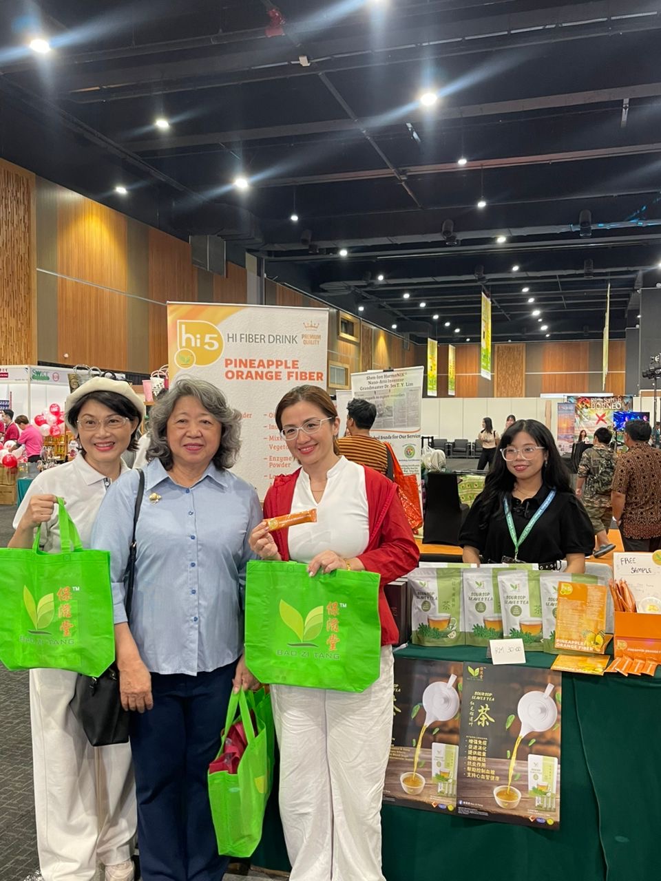 （左至右）拿督李文雅、拿督林雅敏、黃雪莉，蒞臨保滋堂展位參觀與支持。