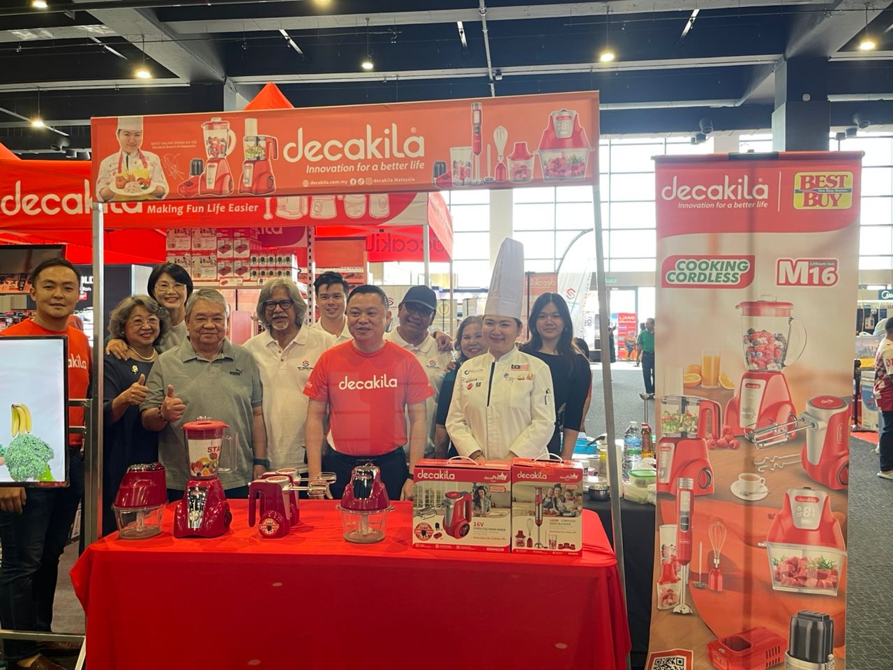 拿督葉參（左四）蒞臨Decakila展位參觀與支持。