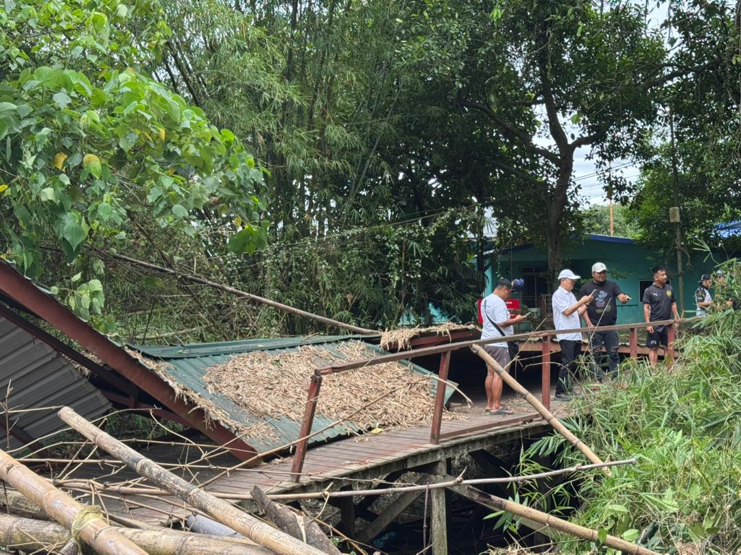 謝銘聖醫生視察倒塌建築物。