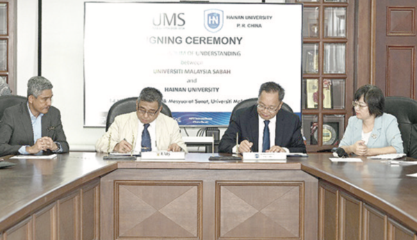 UMS 校長卡欣(左二)與海南大學張繼友教授(右二) 簽署合作備忘錄(MoU)，象徵兩校在學術與科研合作領 域邁入新階段。