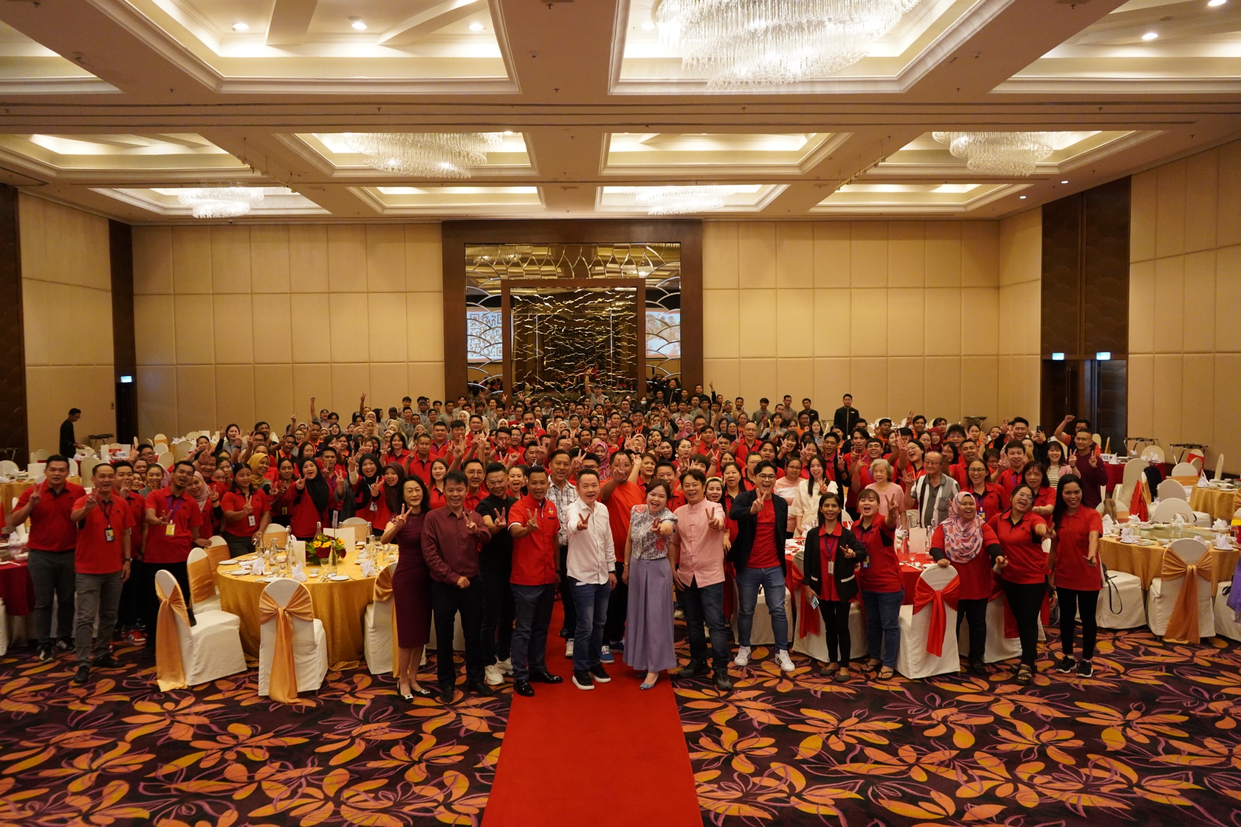 TCT GROUP 每年举办聚餐庆典慰劳公司员工。