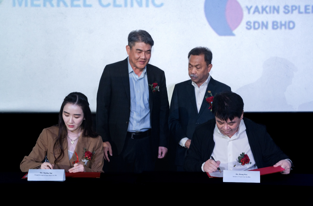 前排（左到右）陈欣谊（Charlize Tan）- 雅景医疗私人有限公司总经理，Zhang Wen - Vanfo Hino Sdn Bhd 董事。后排（左到右）陈华耀博士 - 雅景集团创办人兼首席执行长拿督尤索夫阿达 - 科学、工艺及革新部副部长。YAKIN MEDIC 与 Vanfo Hino Sdn Bhd 正式签署战略合作谅解备忘录（MoU），共同探索在柔佛新山设立符合 GMP 标准的间充质干细胞（MSC）培养实验室，打造服务马来西亚南部及新加坡市场的区域战略枢纽。